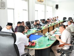 Rapat Dengar Pendapat Dengan DPRD, Sekdakab Tapteng : Pemkab Tapteng Akan Meninjau Kembali Penerima Beasiswa Berprestasi Kurang Mampu Kuliah Di PTN