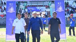 Buka Turnamen Sepak Bola Soeratin 2025, Wakil Bupati Tapanuli Tengah Lakukan Tendangan Pertama