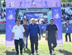 Buka Turnamen Sepak Bola Soeratin 2025, Wakil Bupati Tapanuli Tengah Lakukan Tendangan Pertama