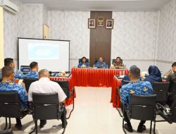 Plt. Asisten Ekbang Setdakab Tapteng Pimpin Rapat Penyaluran Beras Bantuan Pangan