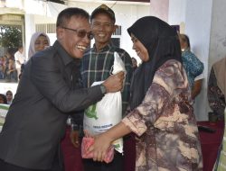 Bupati Tapteng Launching Penyaluran Bantuan Pangan Beras di Kecamatan Pinangsori