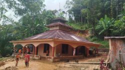 Masjid Nurul Ikhwan Dusun III Huraba Sait Kalangan II Terkena Longsor, BPBD dan Masyarakat Gotong Royong