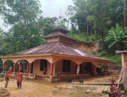 Masjid Nurul Ikhwan Dusun III Huraba Sait Kalangan II Terkena Longsor, BPBD dan Masyarakat Gotong Royong