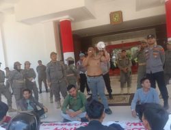 Massa Aksi Bertelanjang Dada Geruduk Balai Kota Medan, Protes Pelecehan Kebebasan Pers