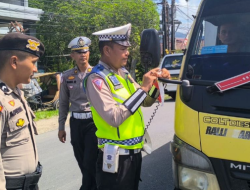 Satlantas Polres Tapteng Bagikan dan Pasang Bendera Merah Putih