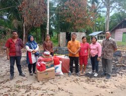 Pemkab Tapteng Berikan Bantuan Sosial Korban Kebakaran Di Sorkam