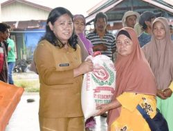 Pemkab Tapteng Salurkan Bantuan Kepada 16 KK Yang Terdampak Gelombang Tinggi