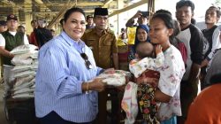 Ketua TP PKK Tapteng Bantu Warga Korban Banjir