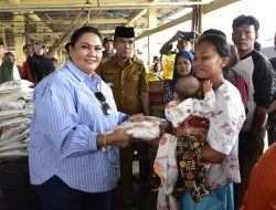 Ketua TP PKK Tapteng Bantu Warga Korban Banjir