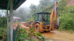 BPBD Tapteng Kerahkan Alat Berat Bersihkan Material Longsor
