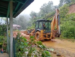 BPBD Tapteng Kerahkan Alat Berat Bersihkan Material Longsor