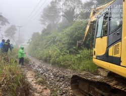 Dinas PUPR Tapteng Kerahkan Alat Berat Perbaiki Jalan Longsor di Huta Nabolon-Watas Taput
