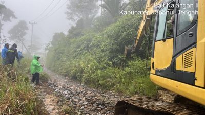 Dinas PUPR Tapteng Kerahkan Alat Berat Perbaiki Jalan Longsor di Huta Nabolon-Watas Taput