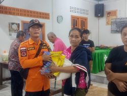 Pemkab Tapteng Berikan Bansos Kepada 10 KK Korban Banjir di Kelurahan Hutanabolon