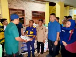 Menteri ESDM Bahlil Lahadalia Serahkan Bantuan Sembako Untuk Korban Banjir Bandang di Pandan