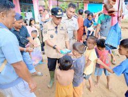 Bupati Tapteng Kunjungi Pengungsi Korban Banjir di Sipange