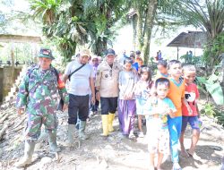 Bupati Tapteng Kunjungi Pengungsian Kebun Pisang, Negara Hadir untuk Warga Terdampak Banjir