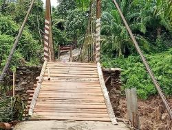 Kepala Desa Aek Nadua Memimpin Warga Membangun Jembatan Darurat dari Kayu Untuk Memulihkan Akses Jalan Yang Putus