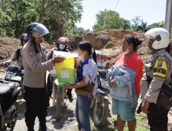 Polres Tapanuli Tengah Distribusikan Bansos Pasca Bencana Menggunakan Motor Trail