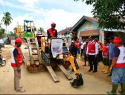 Wakil Bupati Tapteng : PMI Kerahkan 3 Unit Exacavator Mini Bersihkan Pemukiman Warga