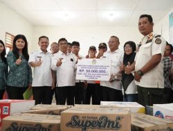 Pemkab Toba Serahkan Bantuan 50 Juta Bantuan Sosial Korban Bencana Alam Tapteng