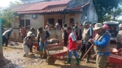 Dinas Lingkungan Hidup Tapteng Gotong-royong bersama Komunitas Cendikia Kreatif Indonesia Sumut