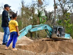 Dua Belas Alat Berat Dikerahkan Normalisasi Sungai Aek Harse di Kecamatan Tukka