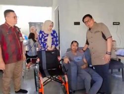 Bentuk Keprihatinan Wali Kota Medan, Serahkan Bantuan Kursi Roda kepada Ari Prasetyo