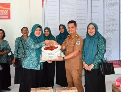 TP PKK Tapteng Berikan Bahan Pangan Untuk Pengungsi Huntara Pinangsori