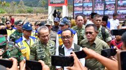 Menko PMK dan Kasum TNI Bersama Bupati Tapteng Tinjau Kondisi Pascabencana Banjir di Tapanuli Tengah