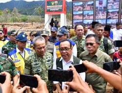 Menko PMK dan Kasum TNI Bersama Bupati Tapteng Tinjau Kondisi Pascabencana Banjir di Tapanuli Tengah