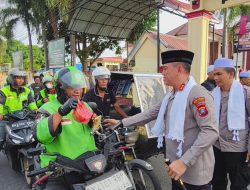 Team Pelayanan Polisi Sorban Putih Berbagi Takjil