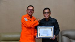 Bupati Tapanuli Tengah Terima Piagam Perhargaan dari Badan Nasional Pencarian dan Pertolongan