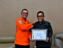 Bupati Tapanuli Tengah Terima Piagam Perhargaan dari Badan Nasional Pencarian dan Pertolongan