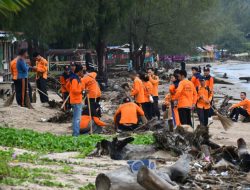 Dukung Gerakan Indonesia ASRI Pemkab Tapteng Lakukan Bersih Pantai