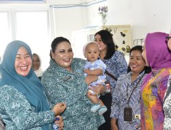 Ketua TP PKK dan Staf Ahli I TP PKK Tapteng Hadiri Pelaksanaan KB Gratis