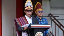 Bupati Tapteng Serahkan Piagam Penghargaan Kepada Kepsek dan Siswa Berprestasi