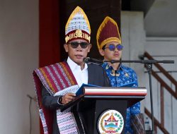 Bupati Tapteng Serahkan Piagam Penghargaan Kepada Kepsek dan Siswa Berprestasi