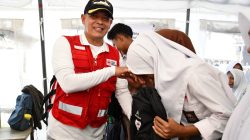 Wakil Bupati Tapanuli Tengah Bersama Hongkong Red Cross Serahkan 110 Paket Sekolah Siswa SMK N 1 Badiri