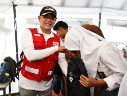Wakil Bupati Tapanuli Tengah Bersama Hongkong Red Cross Serahkan 110 Paket Sekolah Siswa SMK N 1 Badiri