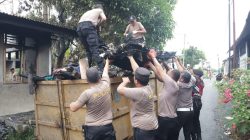 Bukan Cuma Jaga, Polres Labuhanbatu Ikut Sapu Puing Pasca Kebakaran di Rantauprapat