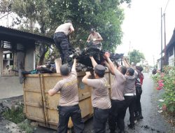 Bukan Cuma Jaga, Polres Labuhanbatu Ikut Sapu Puing Pasca Kebakaran di Rantauprapat
