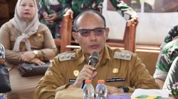 Wakil Bupati dan Deputi Geoekonomi DPN RI Serahkan 144 unit kursi belajar dan 4 unit papan tulis ke SMK Negeri 1 Badiri