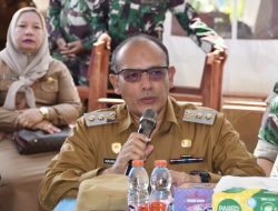 Wakil Bupati dan Deputi Geoekonomi DPN RI Serahkan 144 unit kursi belajar dan 4 unit papan tulis ke SMK Negeri 1 Badiri