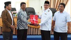 Mahmud Efendi Serahkan Ranperda Pertanggungjawaban Pelaksanaan APBD TA 2025 ke DPRD