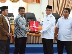 Mahmud Efendi Serahkan Ranperda Pertanggungjawaban Pelaksanaan APBD TA 2025 ke DPRD