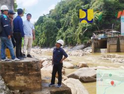 Percepat Distribusi Air Bersih PDAM Mual Nauli Tinjau Proyek Jembatan Pipa Jalur Sihaporas